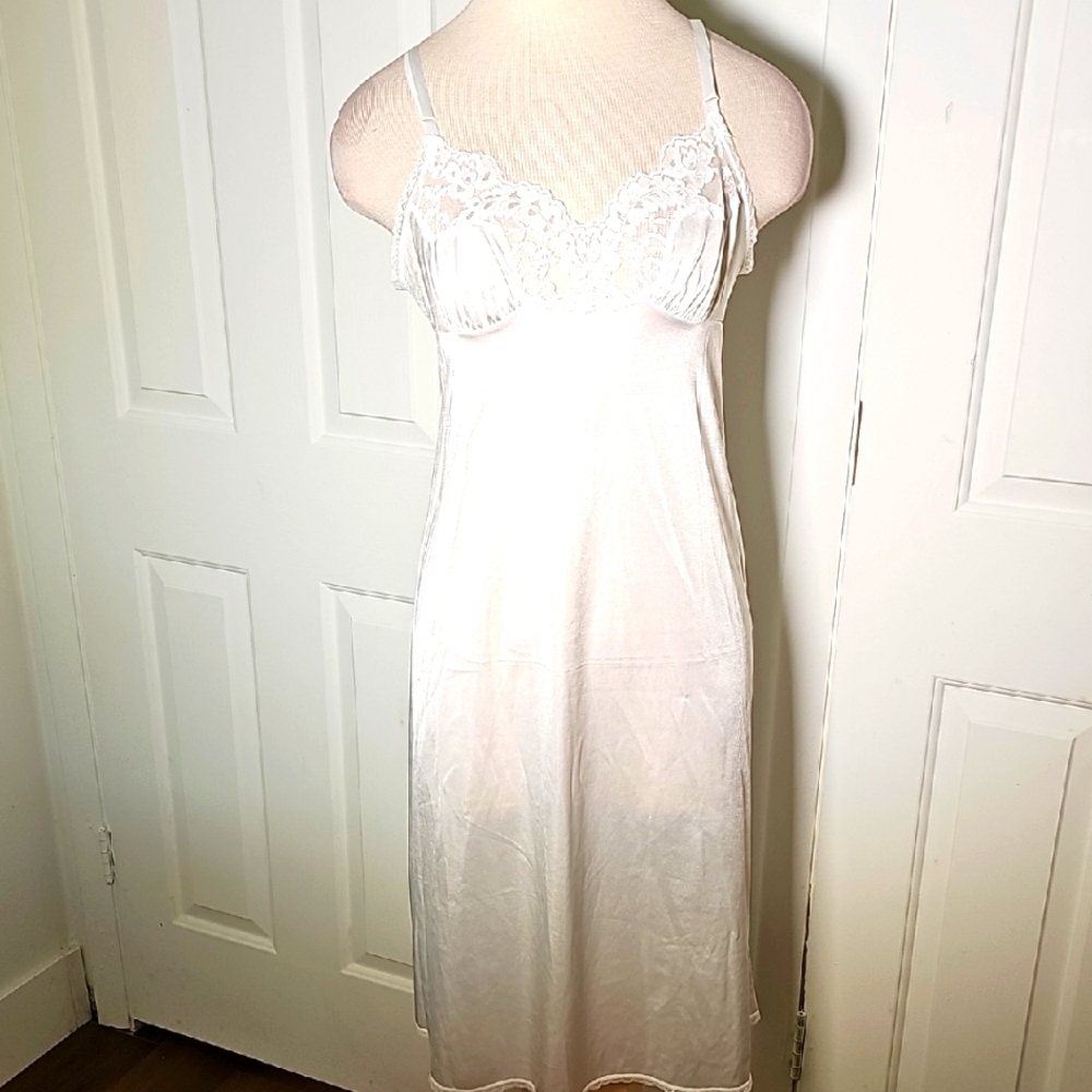 Vassarette Vintage Elegant White Lace Slip. Size 34.‎ Very Good Used Condition.